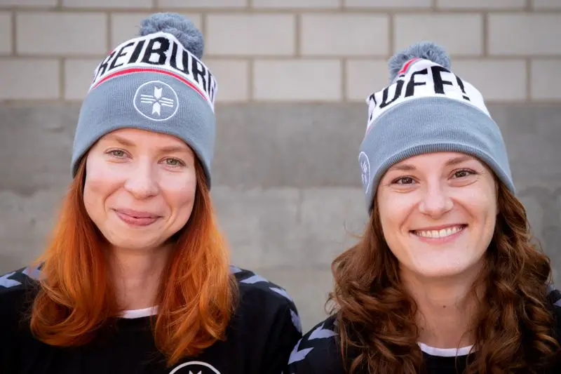 Tesse und Karin mit SG-Freiburg-Süd-Mützen