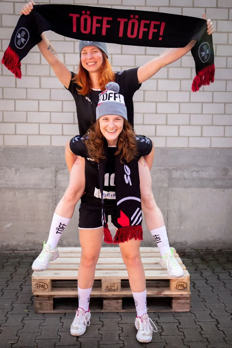 Tesse und Karin albern mit Schal und Mütze herum