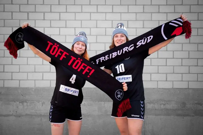 Tesse und Karin mit SG-Freiburg-Süd-Schal