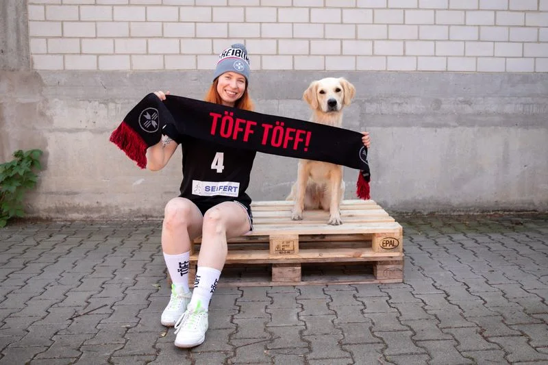 Karin mit Mannschaftsmaskottchen Amy