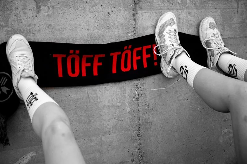 Socken im Töff-Töff-Design neben dem SG-Schal